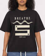Mockup Boxy Heavyweight Tee Black female close-up 05