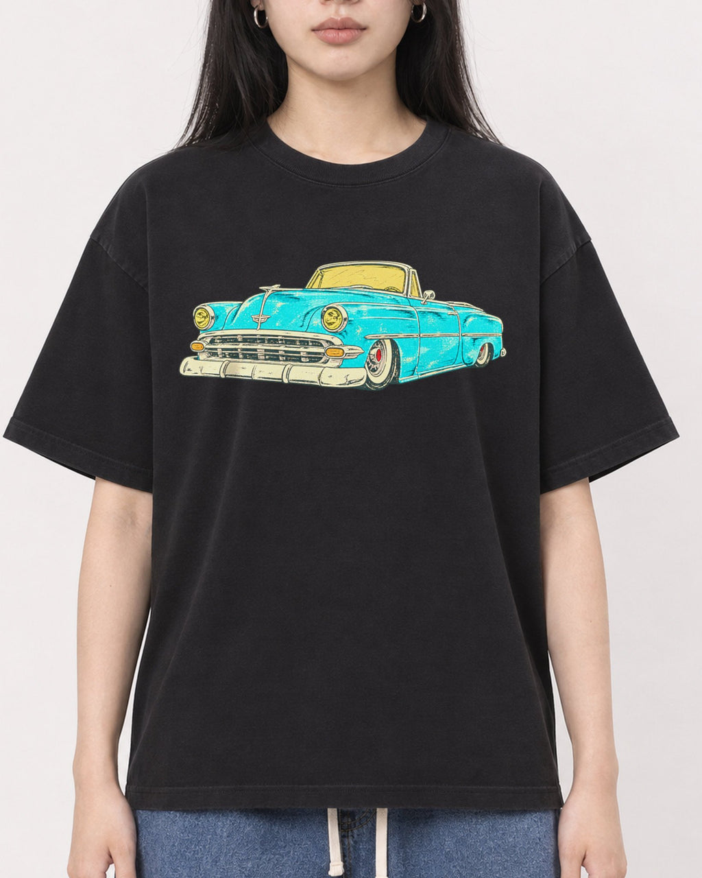 Mockup Boxy Heavyweight Tee Black female close-up 01