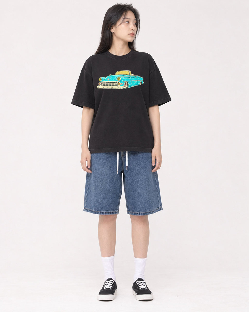Mockup Boxy Heavyweight Tee Black female full-body 01