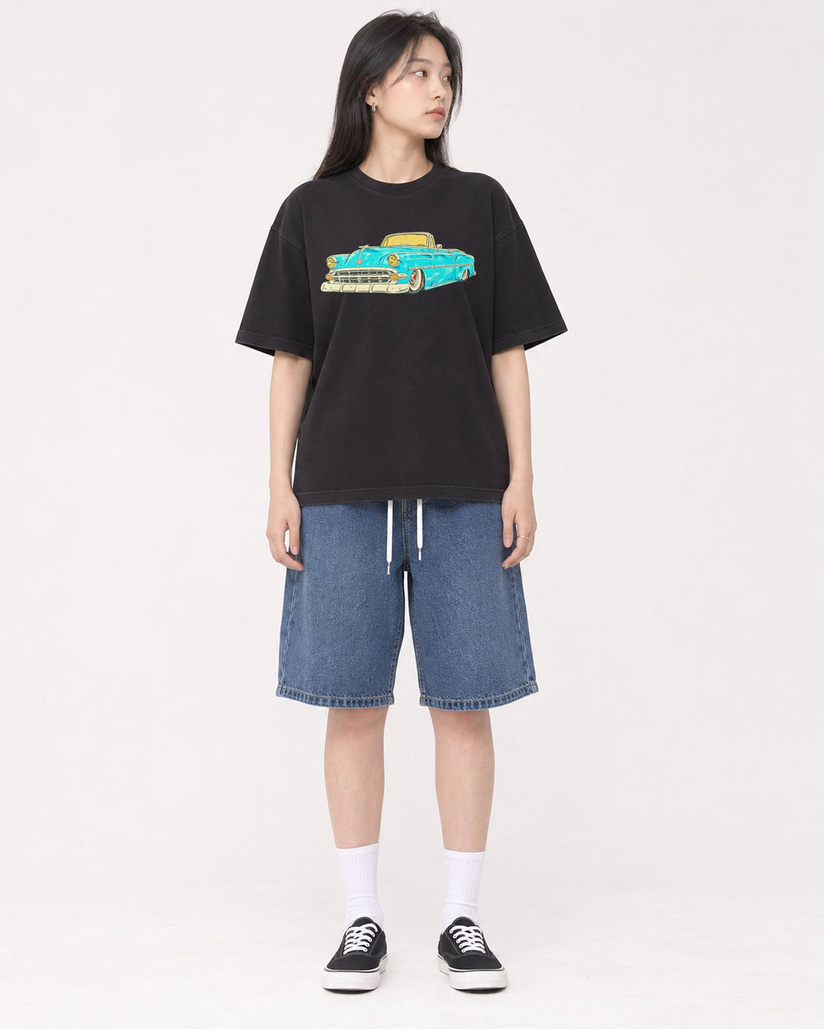Mockup Boxy Heavyweight Tee Black female full-body 01