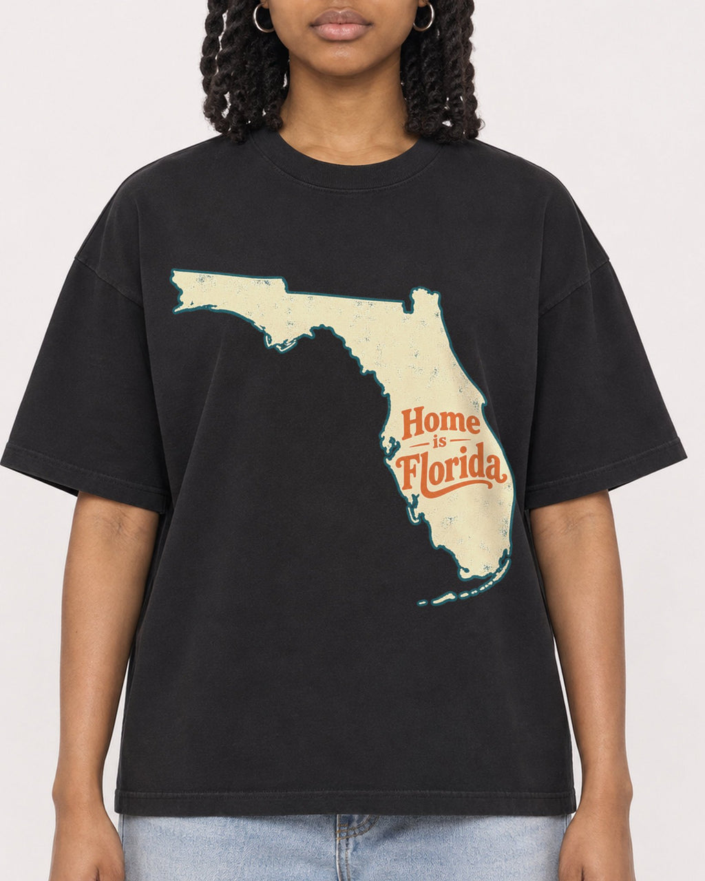 Mockup Boxy Heavyweight Tee Black female close-up 15