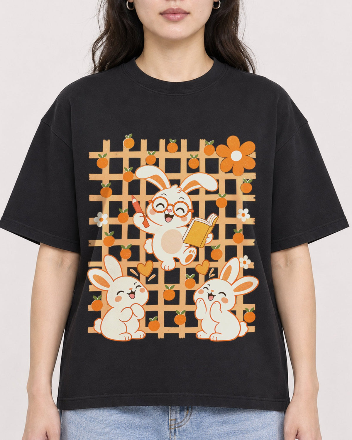 Mockup Boxy Heavyweight Tee Black female close-up 03