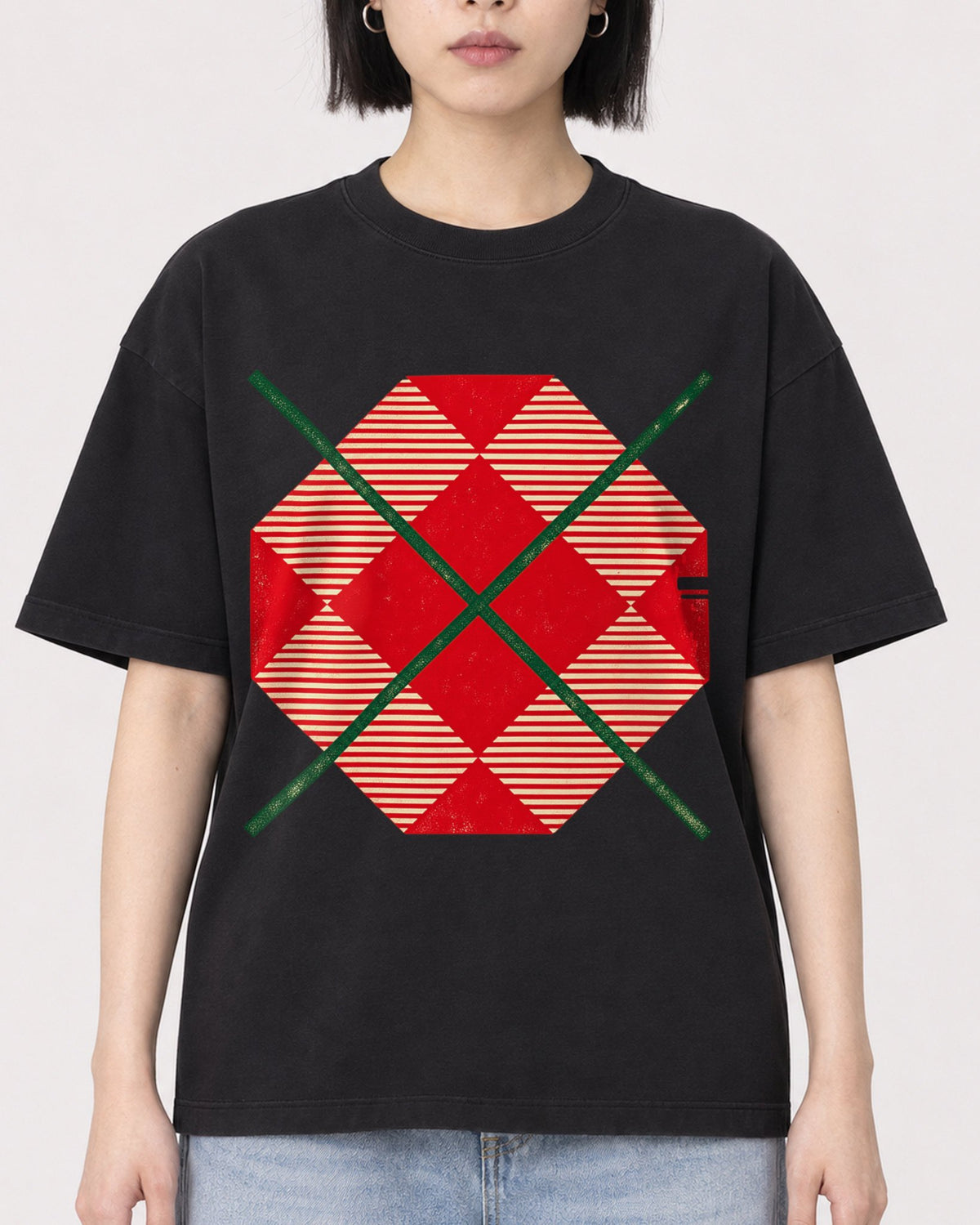 Mockup Boxy Heavyweight Tee Black female close-up 11