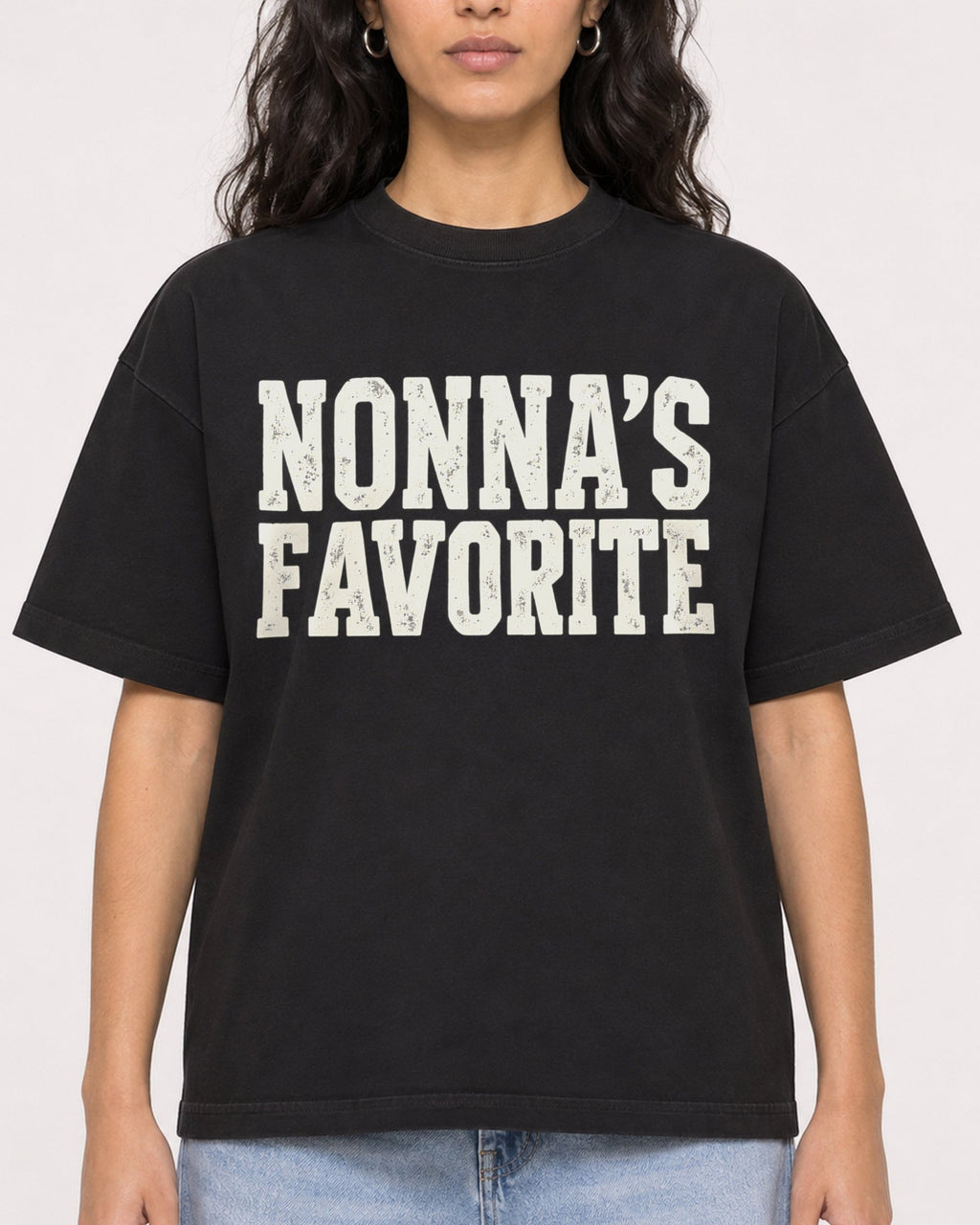 Mockup Boxy Heavyweight Tee Black female close-up 07