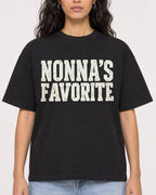 Mockup Boxy Heavyweight Tee Black female close-up 07