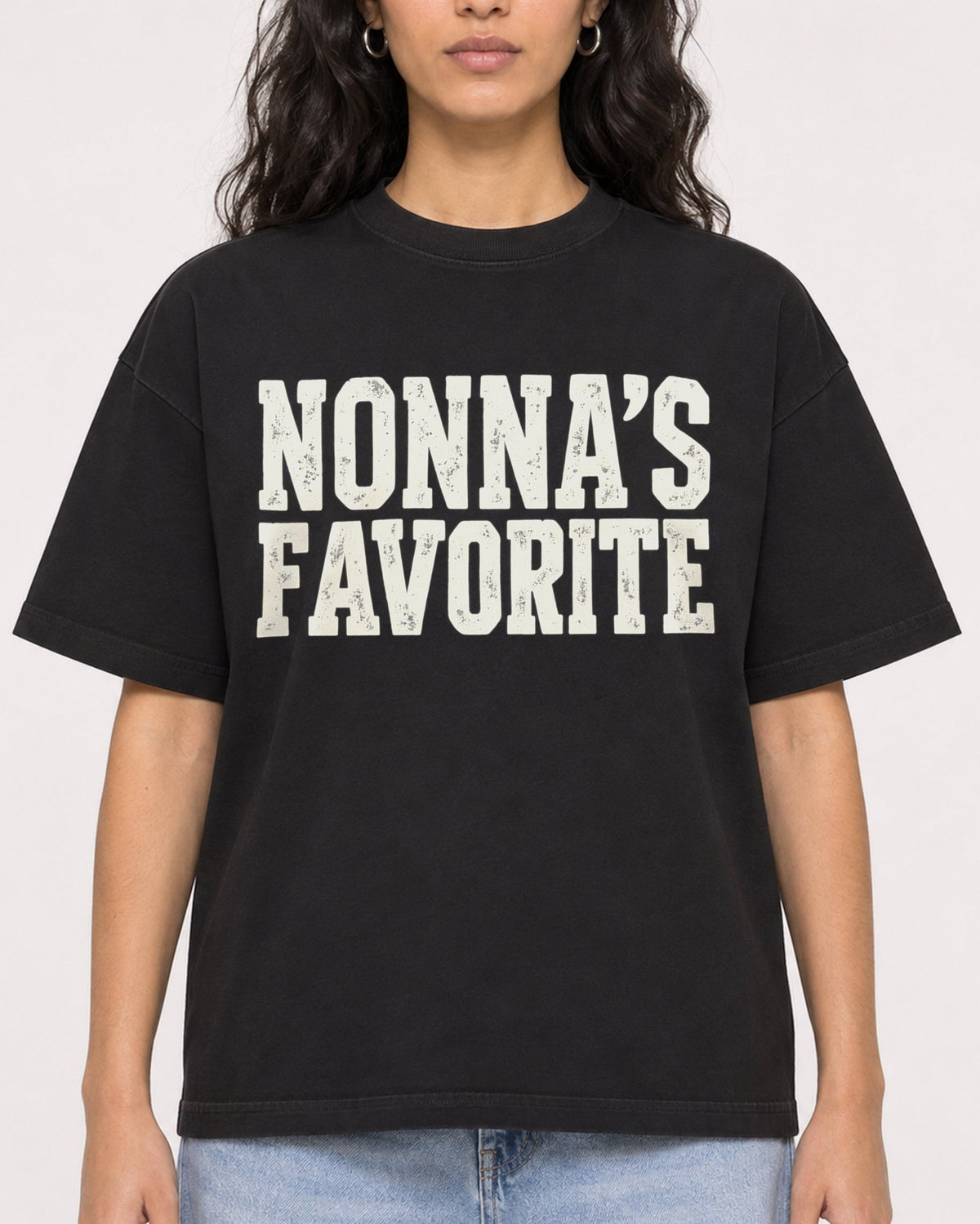 Mockup Boxy Heavyweight Tee Black female close-up 07