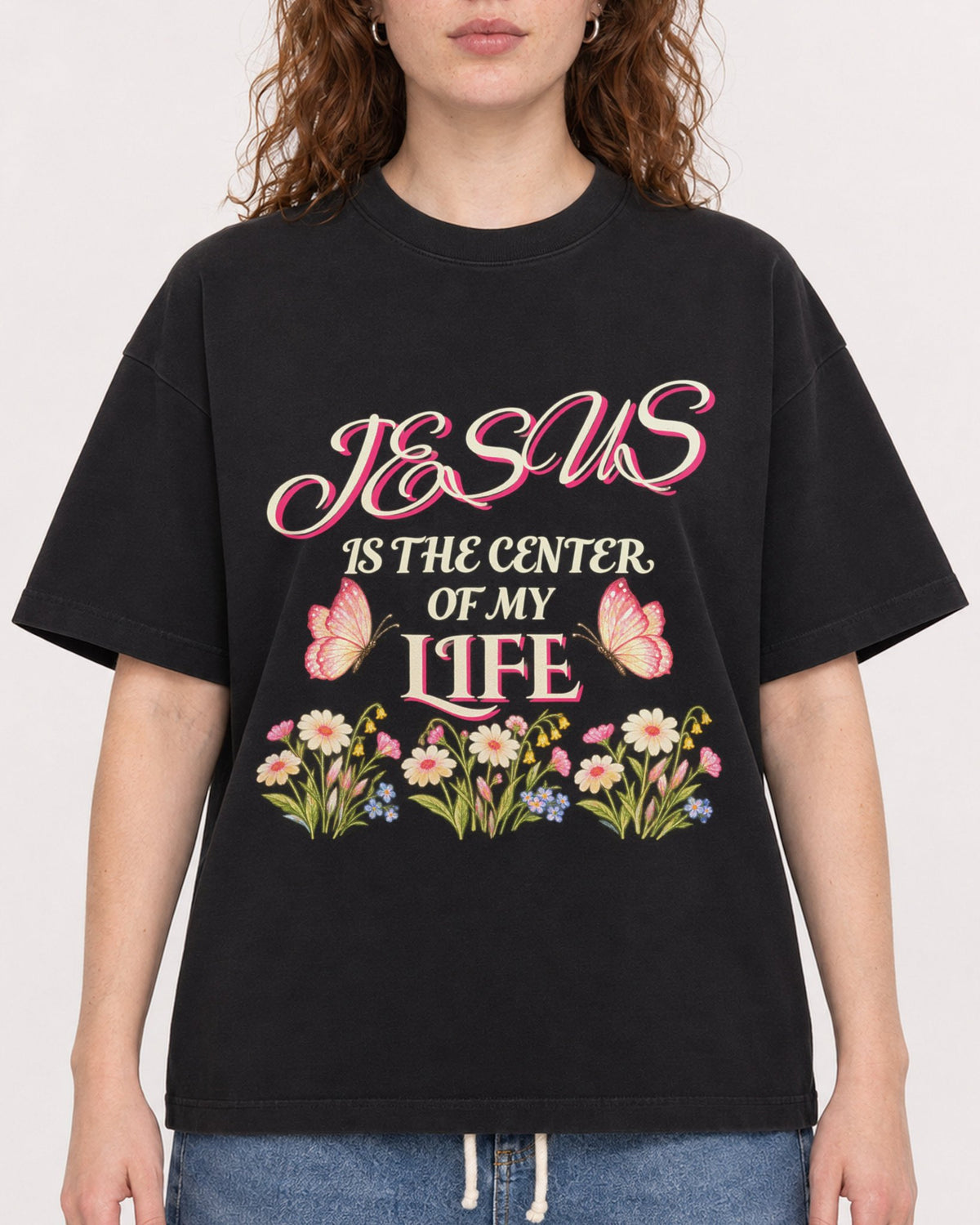 Mockup Boxy Heavyweight Tee Black female close-up 09