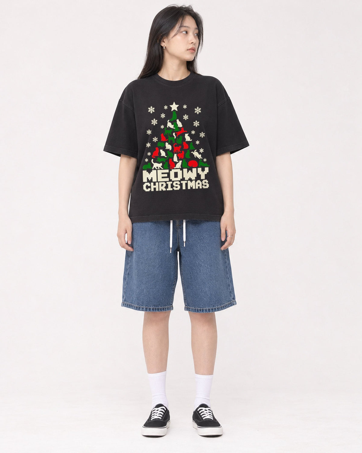 Mockup Boxy Heavyweight Tee Black female full-body 01