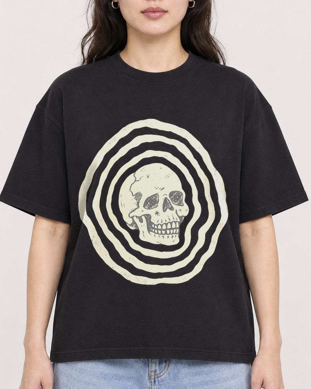 Mockup Boxy Heavyweight Tee Black female close-up 03