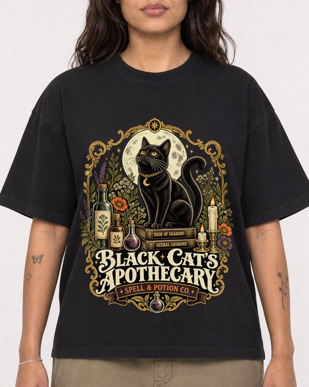 Mockup Boxy Heavyweight Tee Black female close-up 06