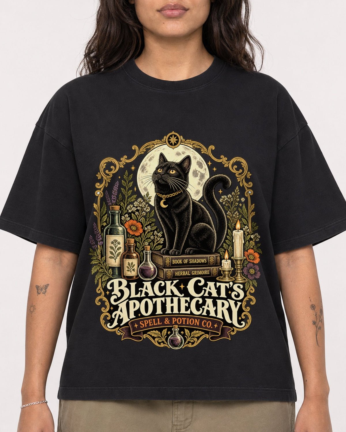 Mockup Boxy Heavyweight Tee Black female close-up 06