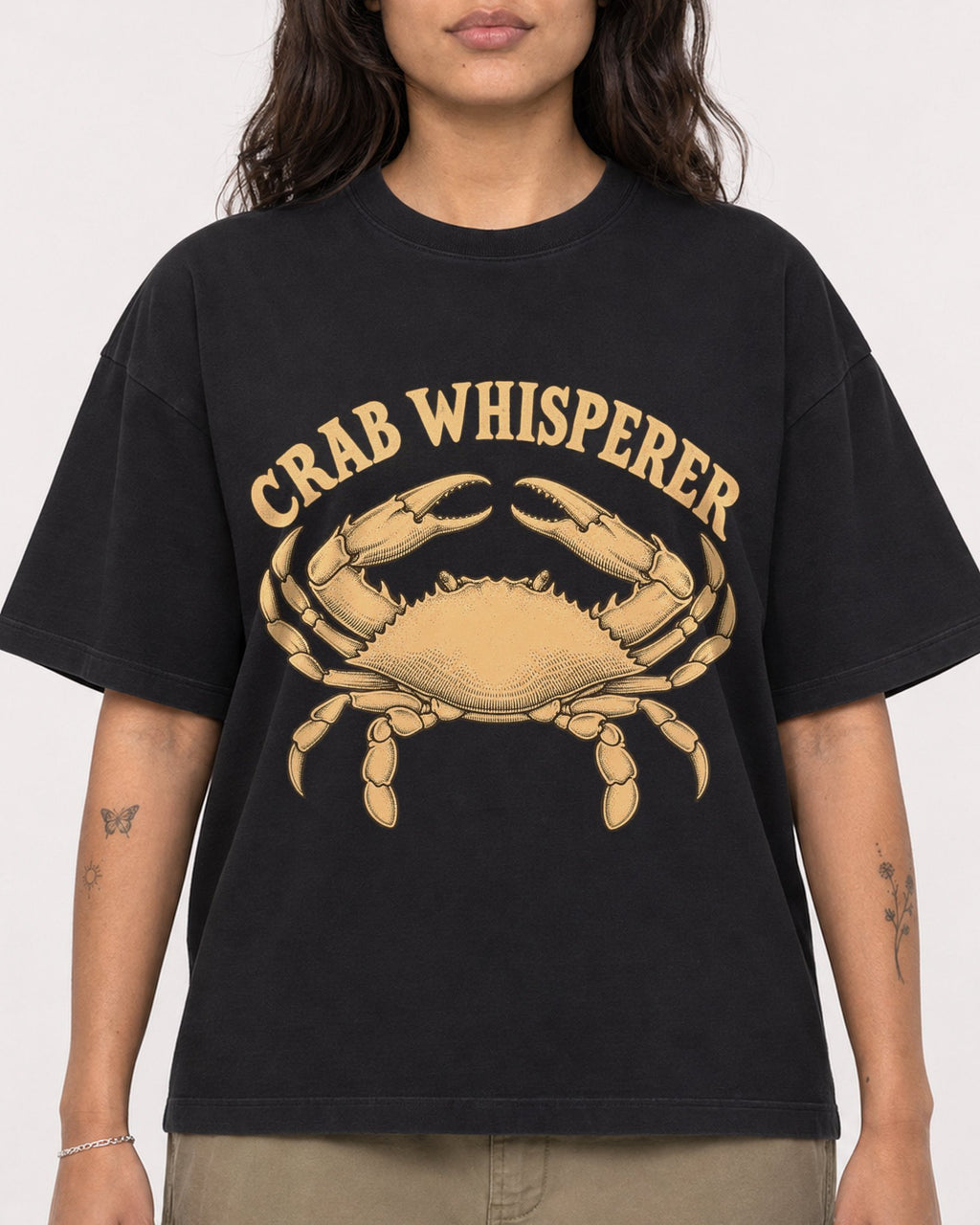 Mockup Boxy Heavyweight Tee Black female close-up 06