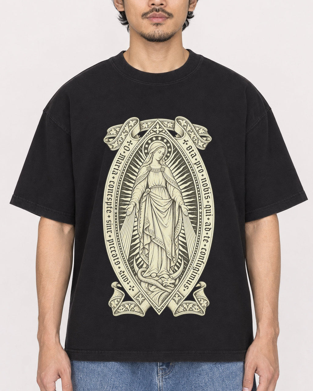 Mockup Boxy Heavyweight Tee Black male close-up 02