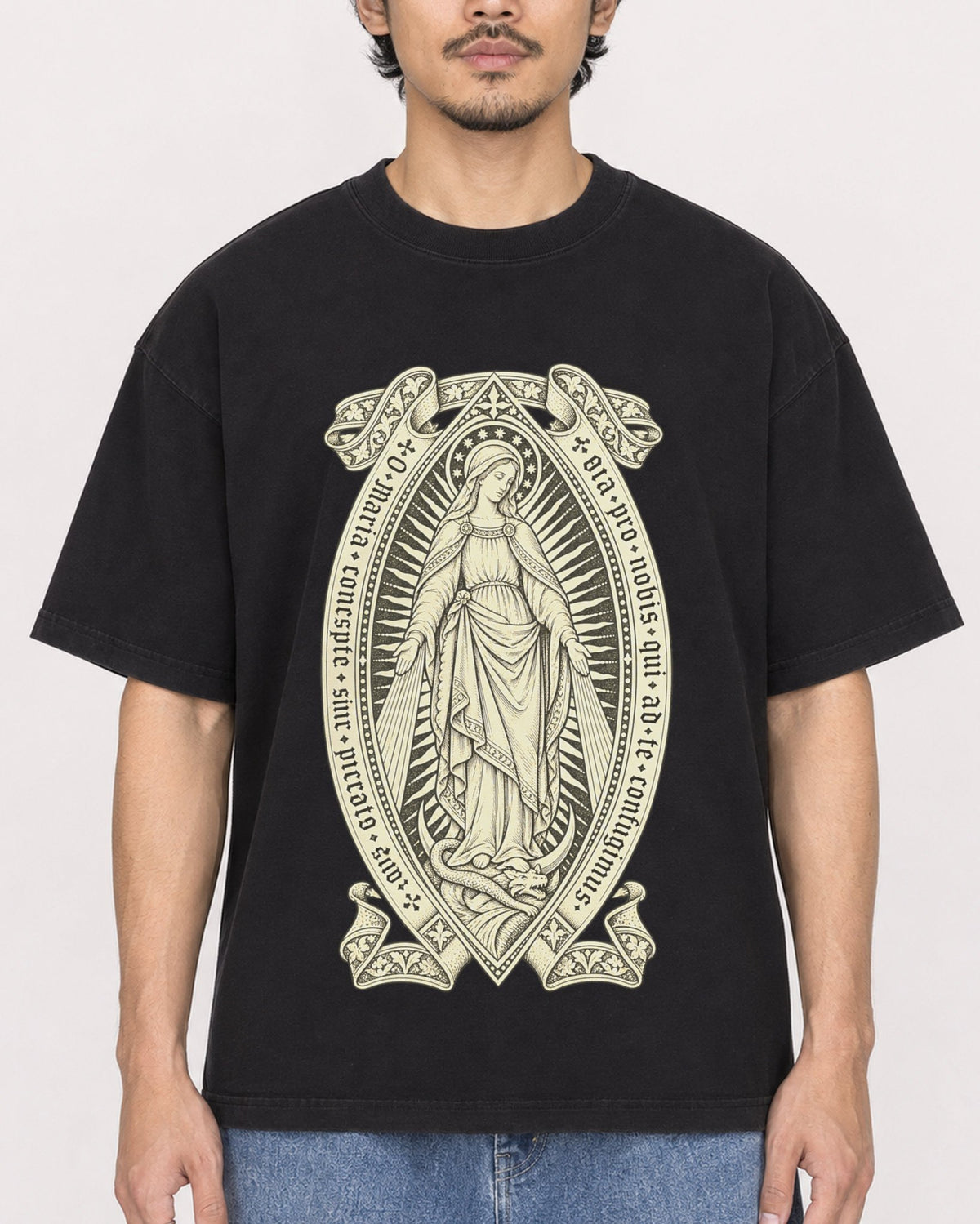 Mockup Boxy Heavyweight Tee Black male close-up 02