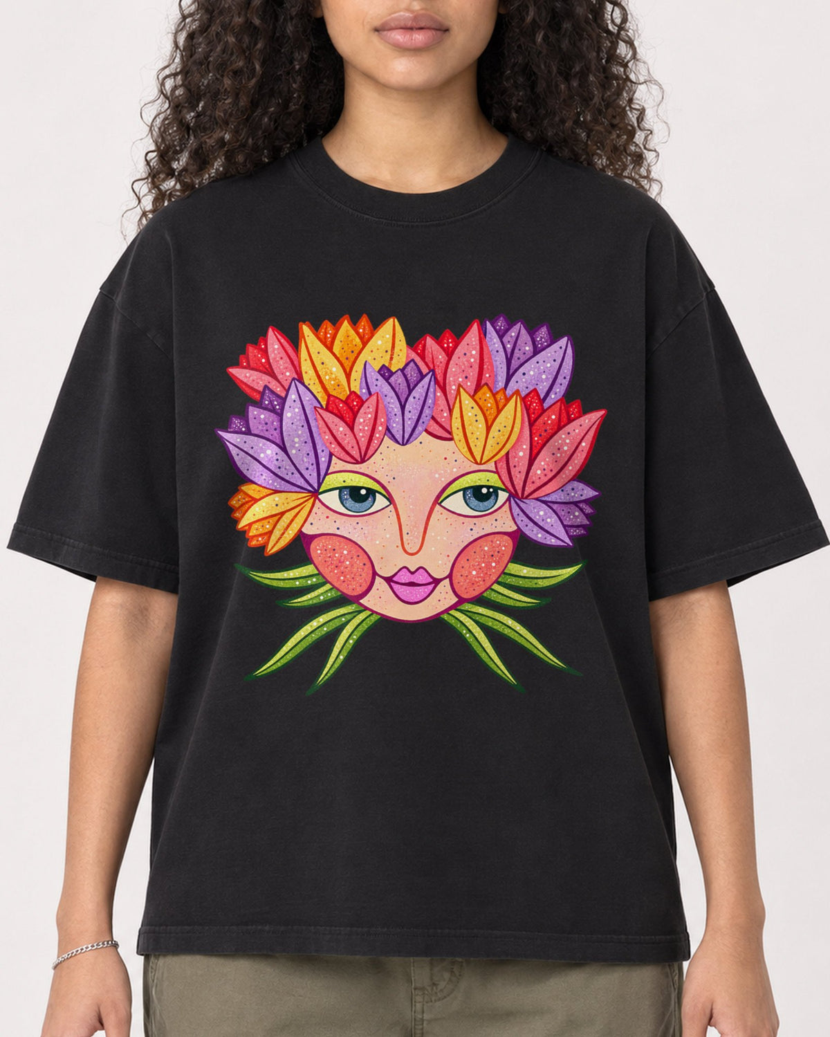 Mockup Boxy Heavyweight Tee Black female close-up 10
