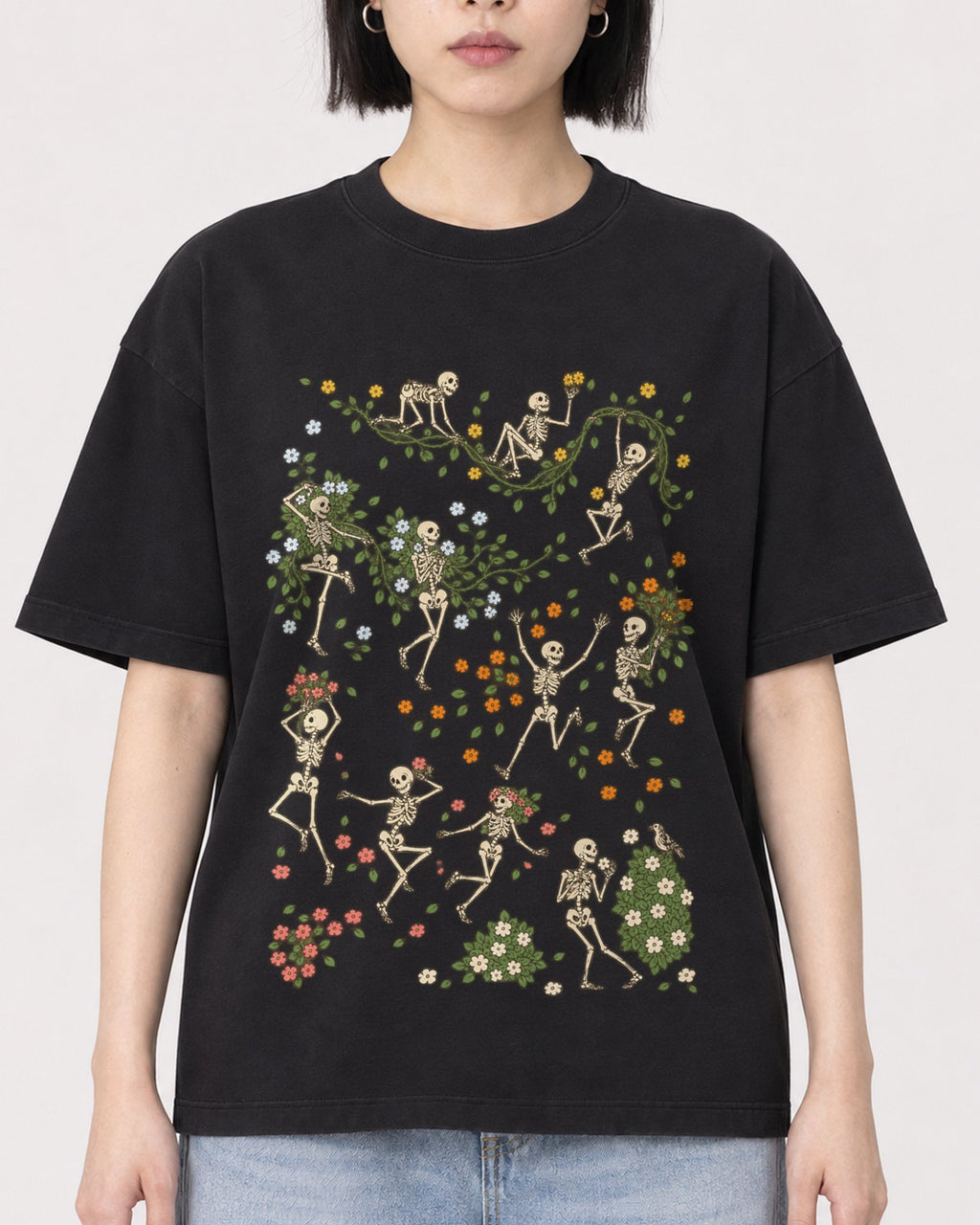 Mockup Boxy Heavyweight Tee Black female close-up 11