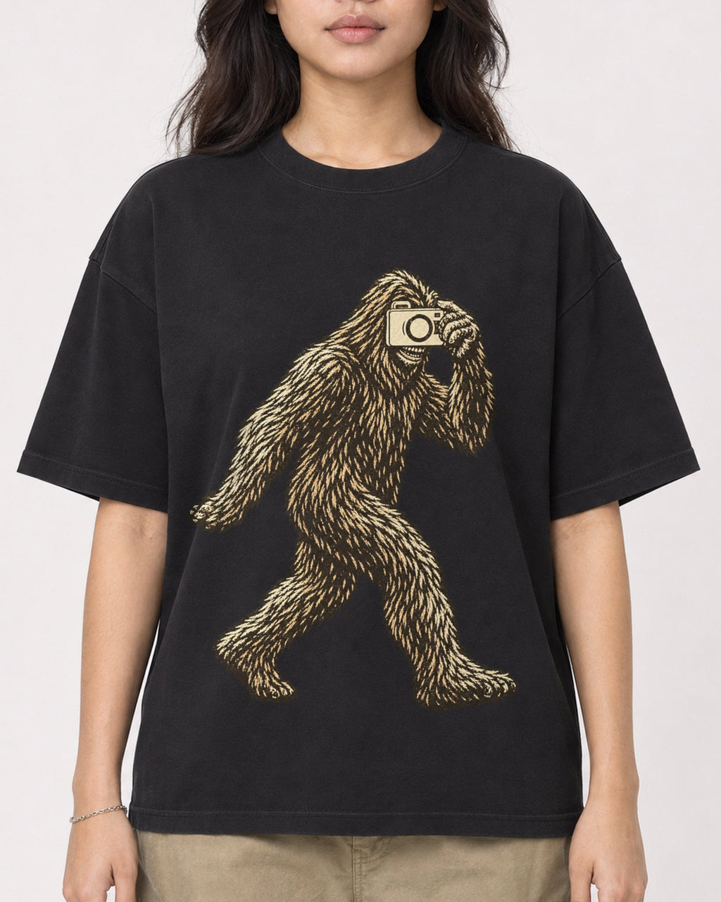 Mockup Boxy Heavyweight Tee Black female close-up 02