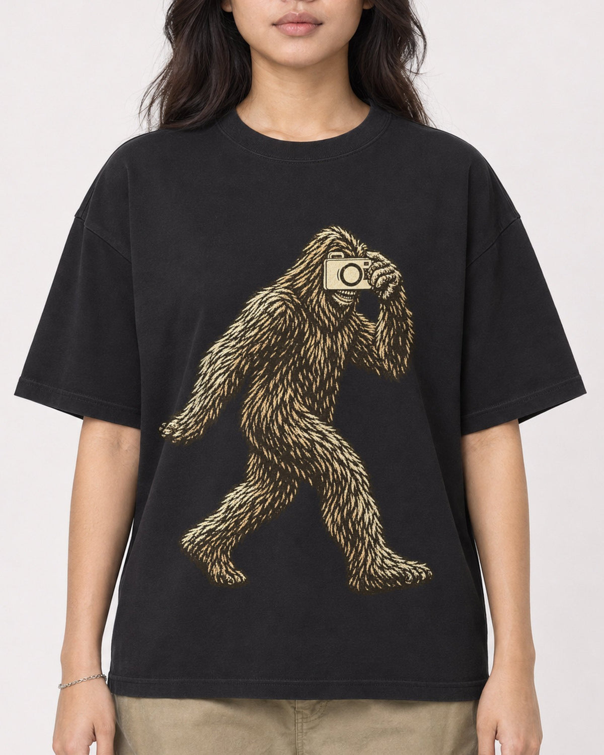 Mockup Boxy Heavyweight Tee Black female close-up 02