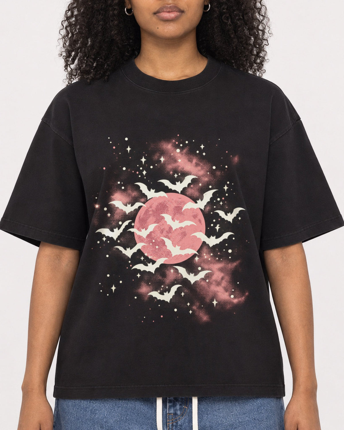 Mockup Boxy Heavyweight Tee Black female close-up 05