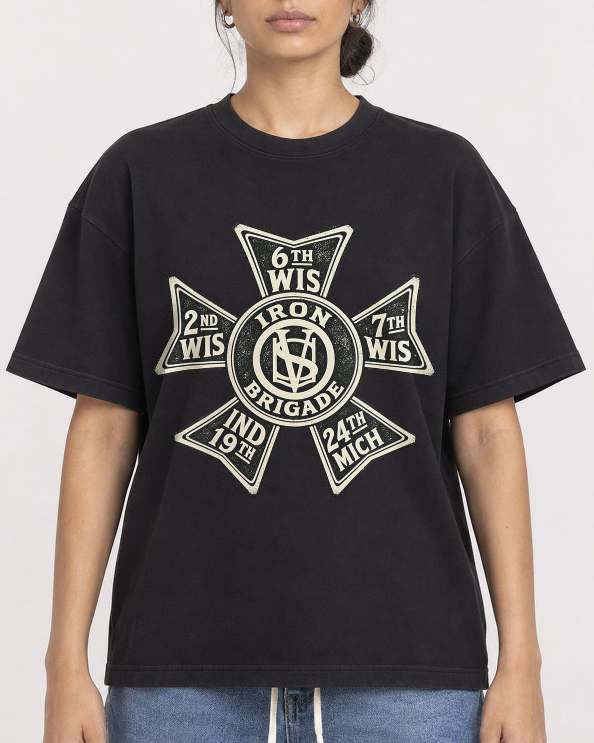 Mockup Boxy Heavyweight Tee Black female close-up 17