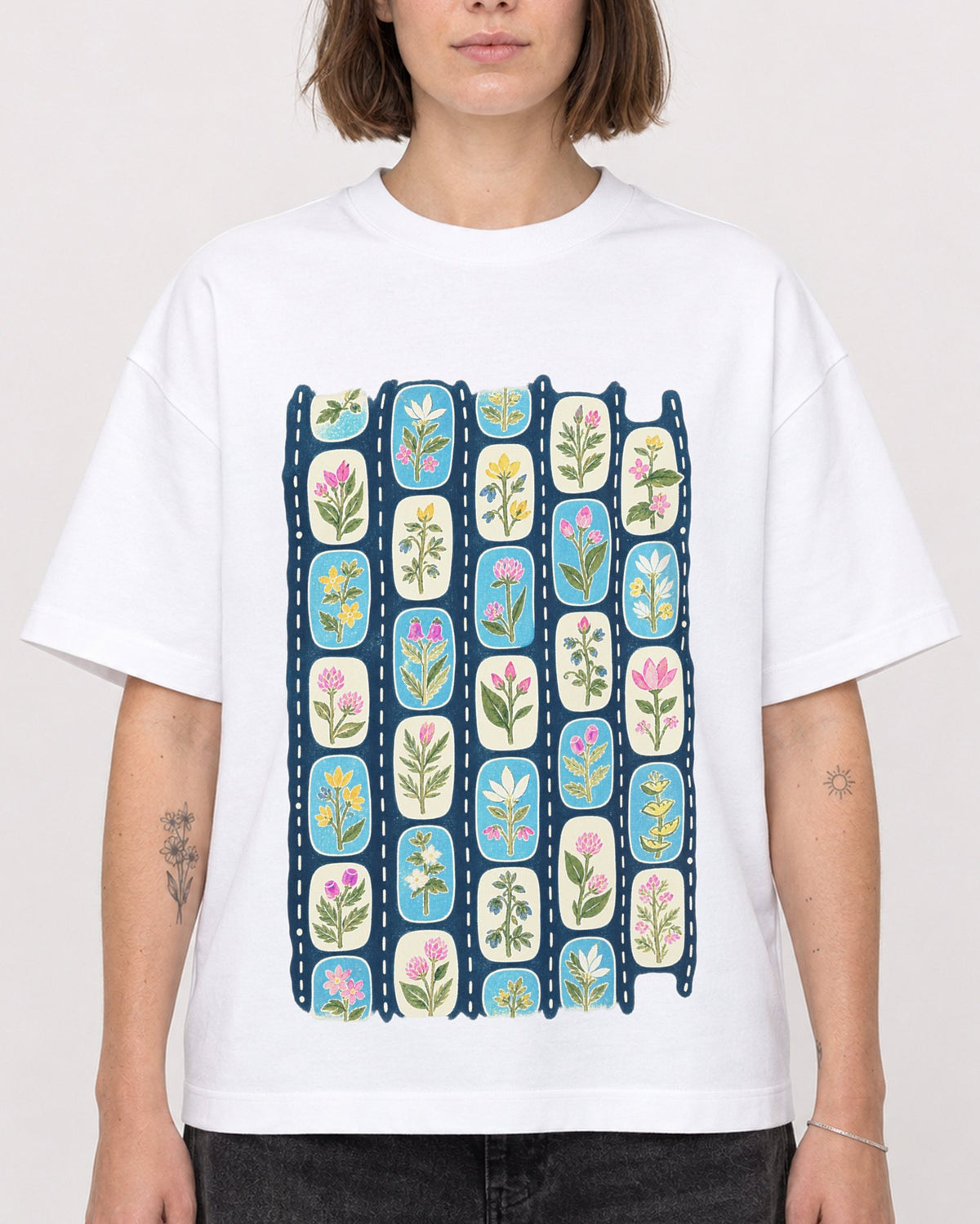 Mockup Boxy Heavyweight Tee White female close-up 18