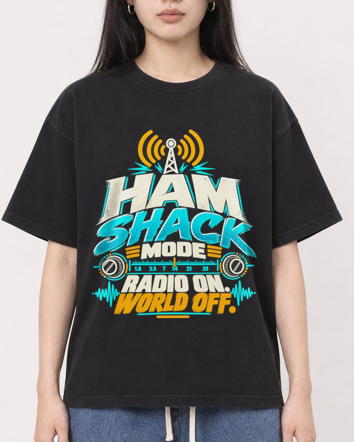 Mockup Boxy Heavyweight Tee Black female close-up 01