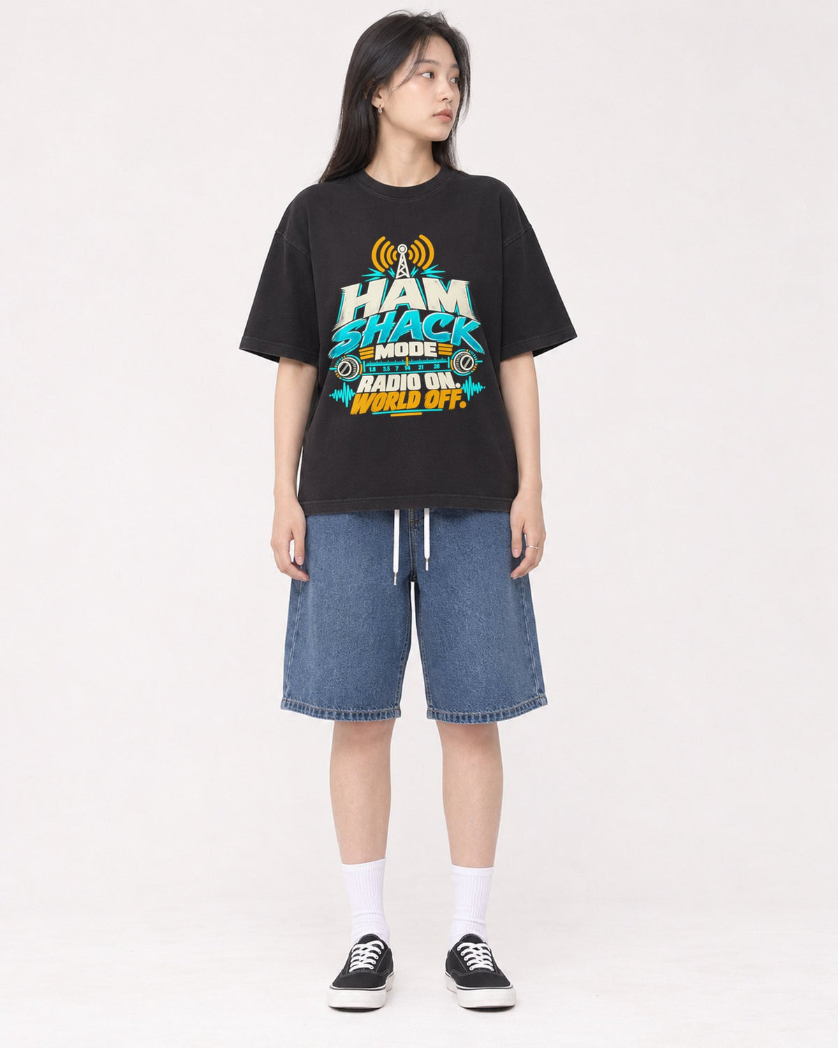 Mockup Boxy Heavyweight Tee Black female full-body 01