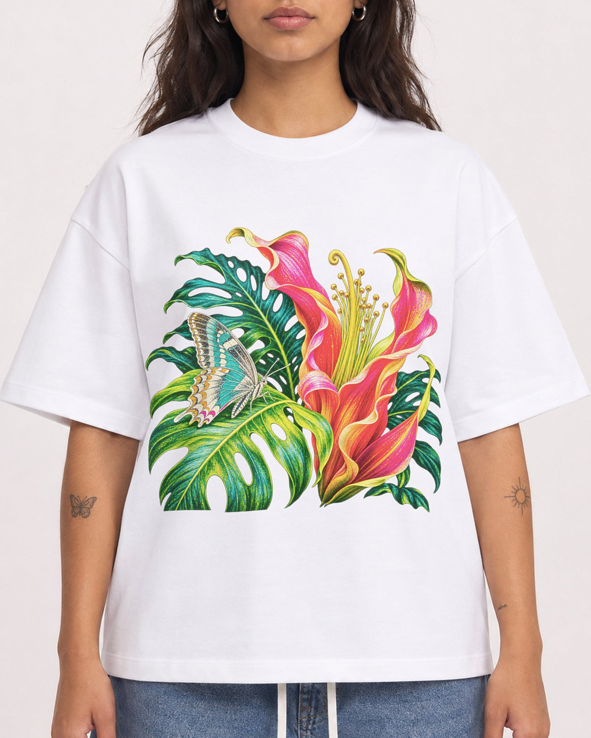 Mockup Boxy Heavyweight Tee White female close-up 06