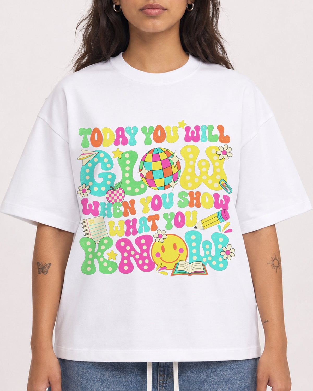 Mockup Boxy Heavyweight Tee White female close-up 06