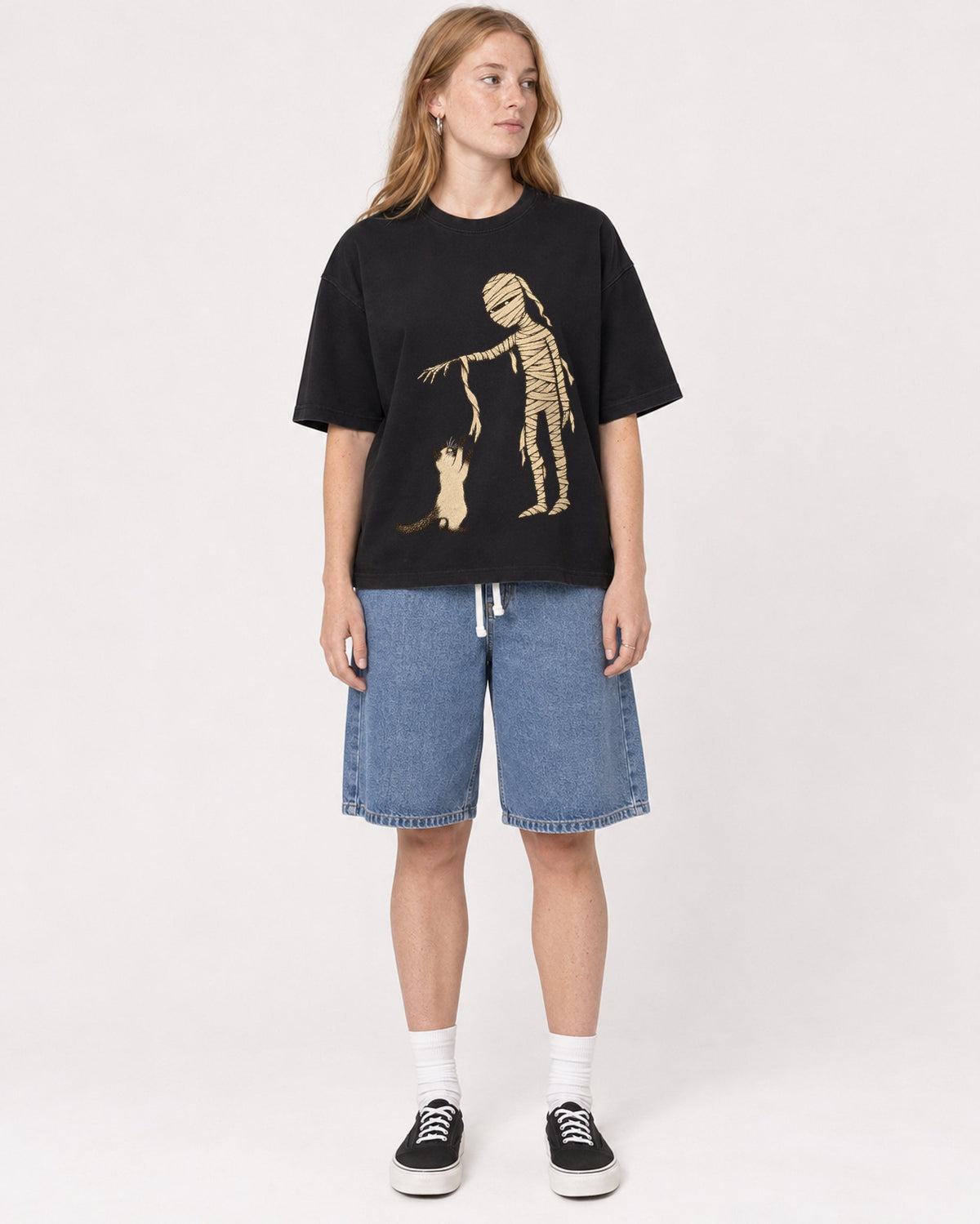 Mockup Boxy Heavyweight Tee Black female full-body 49