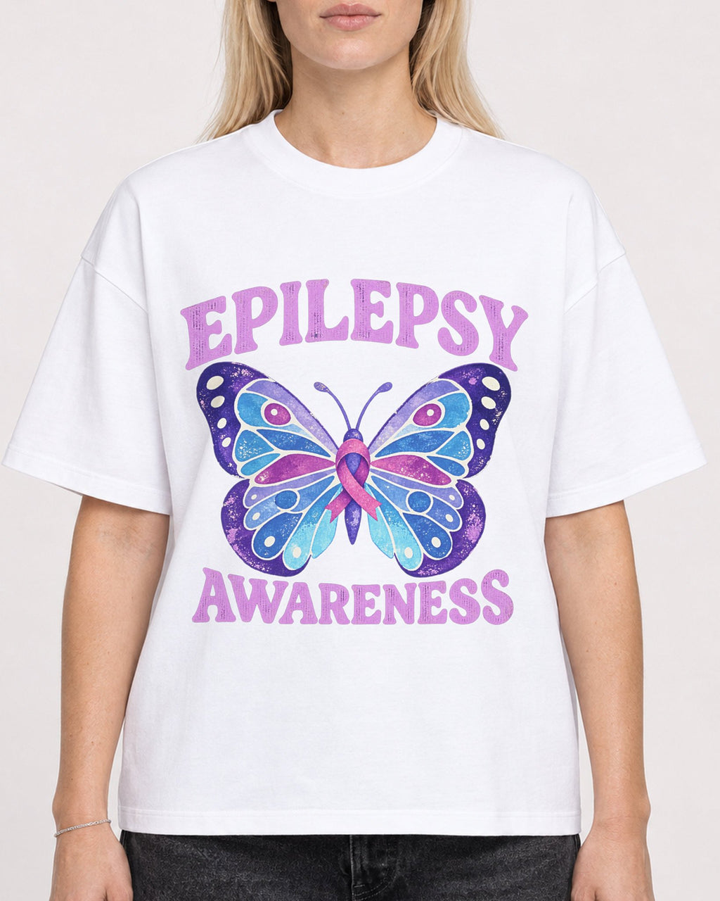 Mockup Boxy Heavyweight Tee White female close-up 08