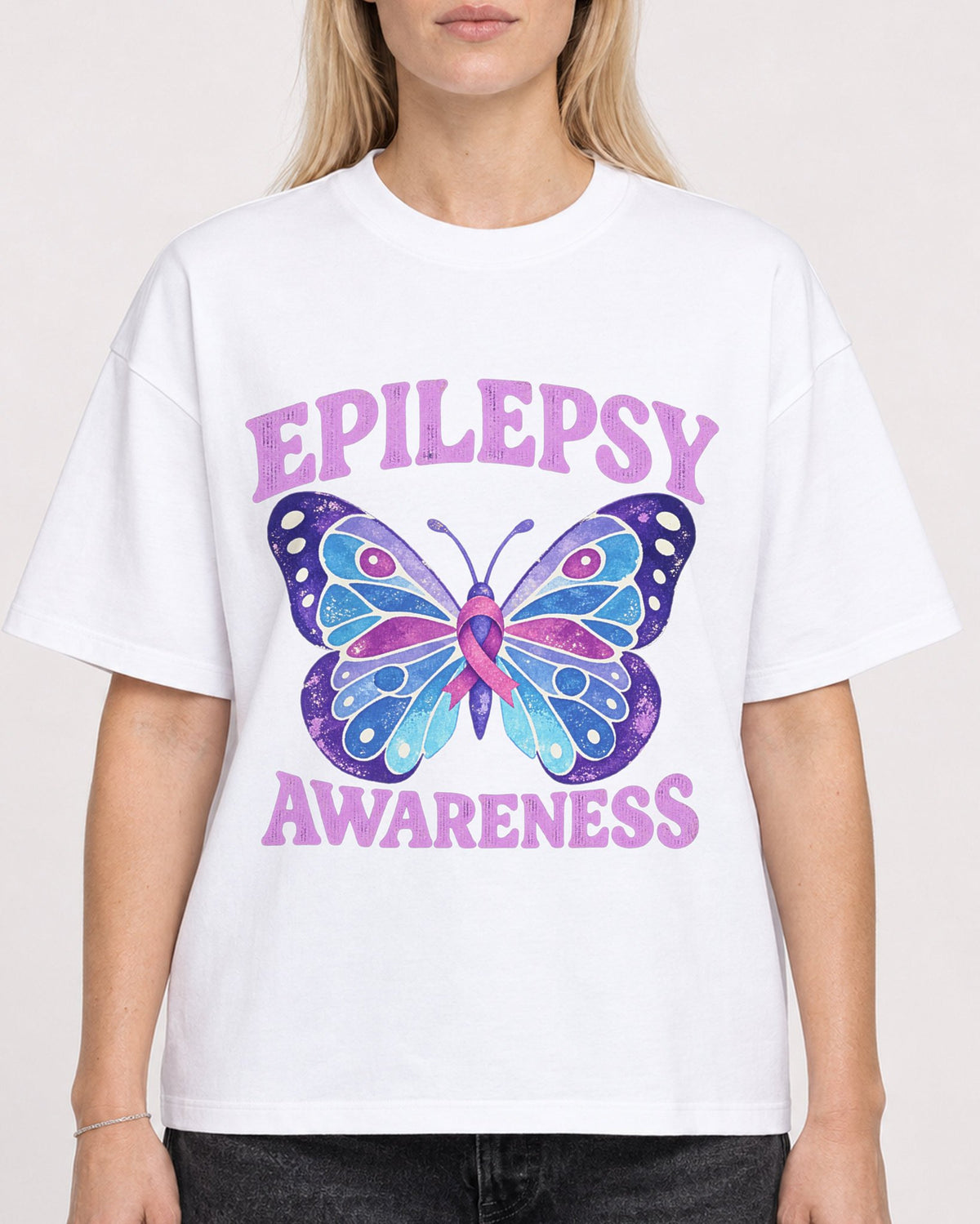 Mockup Boxy Heavyweight Tee White female close-up 08
