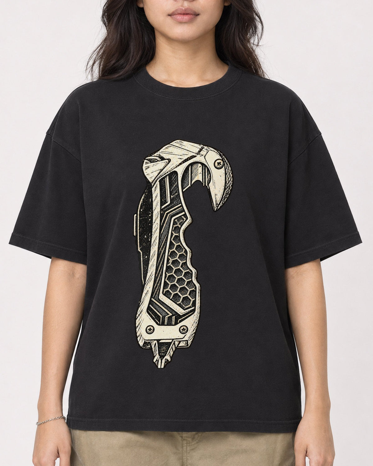 Mockup Boxy Heavyweight Tee Black female close-up 02