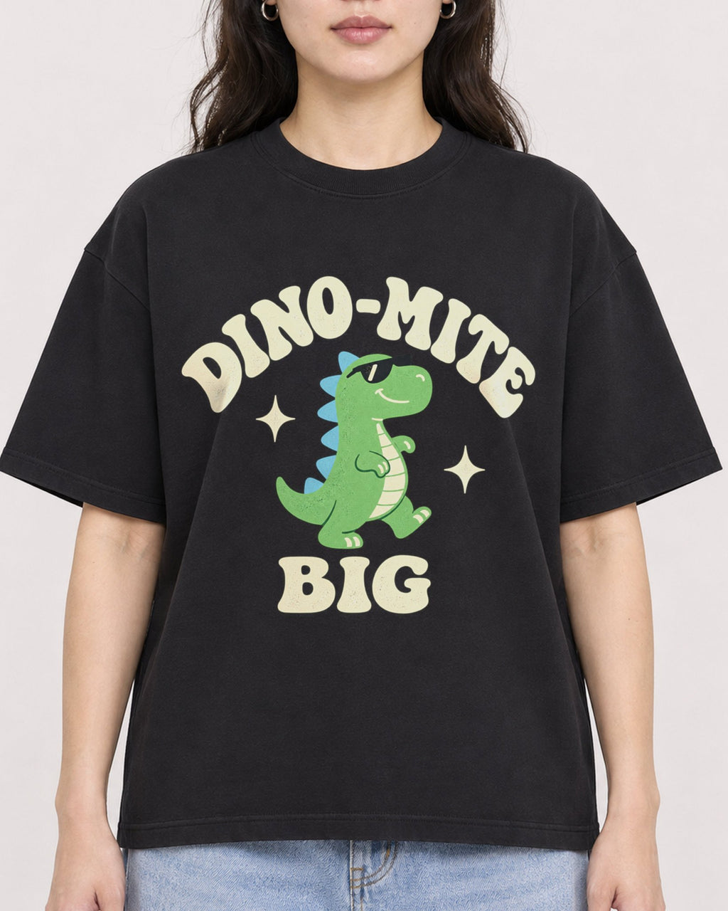 Mockup Boxy Heavyweight Tee Black female close-up 03