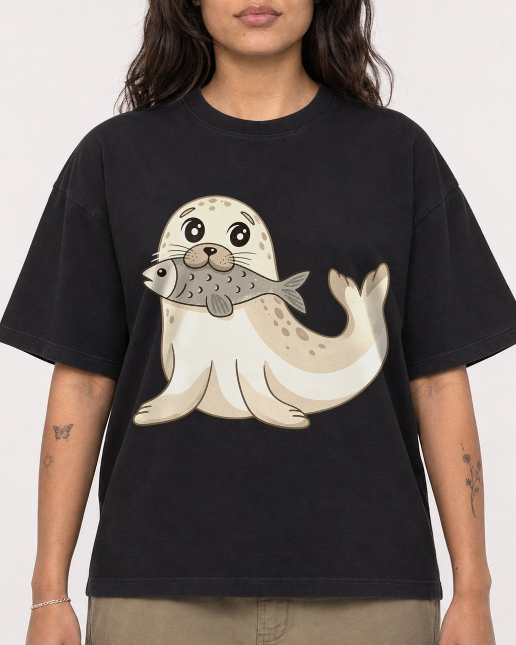 Mockup Boxy Heavyweight Tee Black female close-up 06