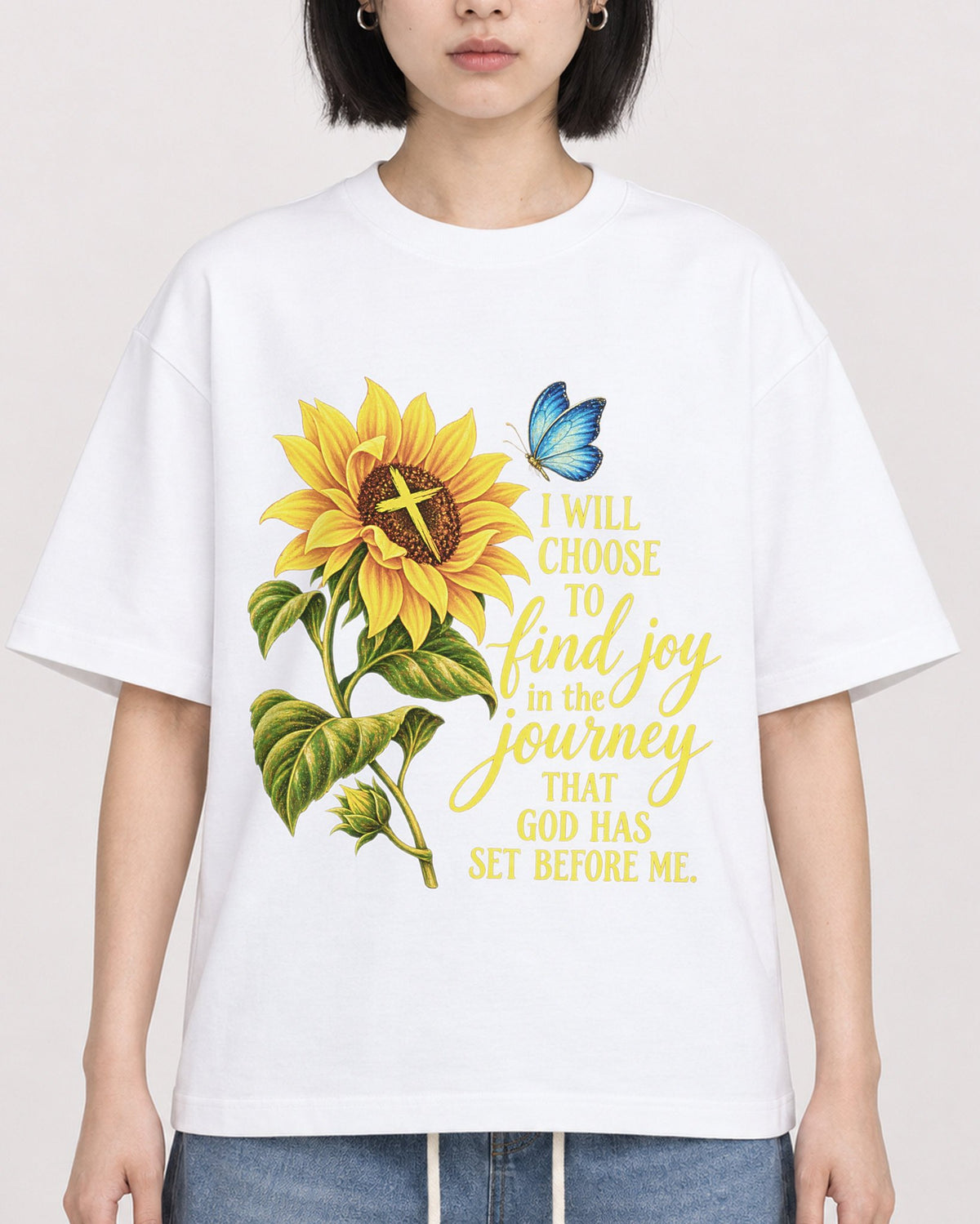 Mockup Boxy Heavyweight Tee White female close-up 11