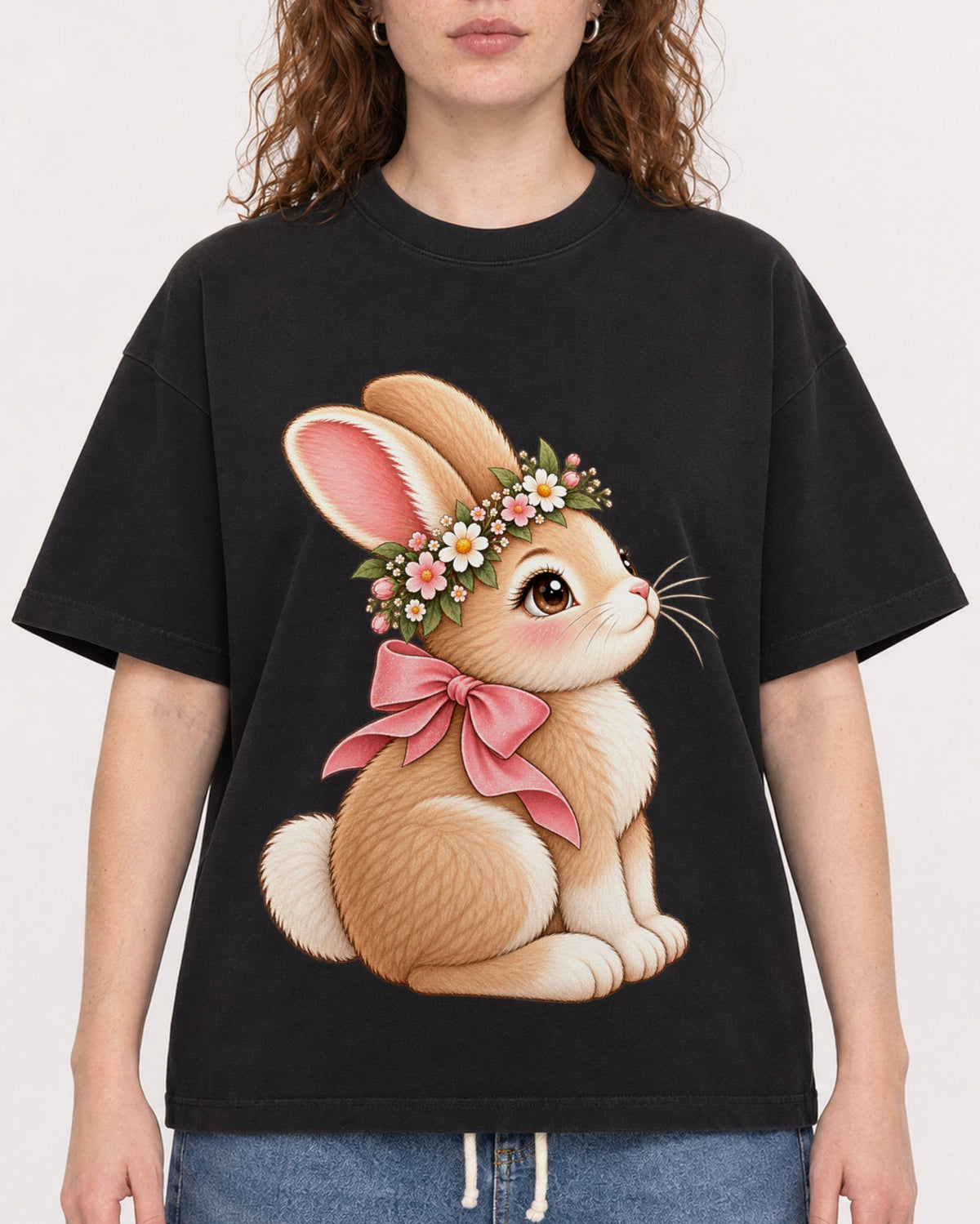 Mockup Boxy Heavyweight Tee Black female close-up 09