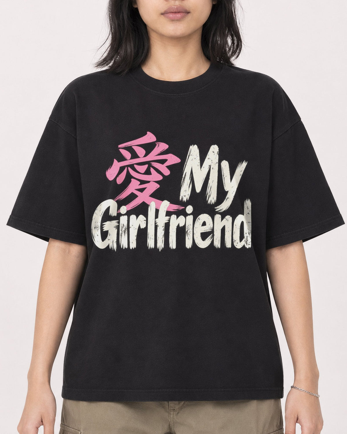 Mockup Boxy Heavyweight Tee Black female close-up 22