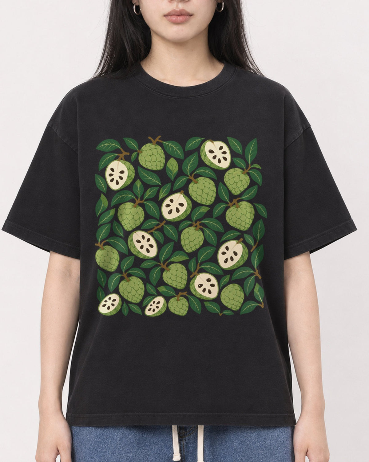 Mockup Boxy Heavyweight Tee Black female close-up 01
