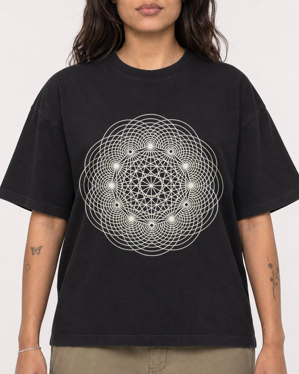 Mockup Boxy Heavyweight Tee Black female close-up 06