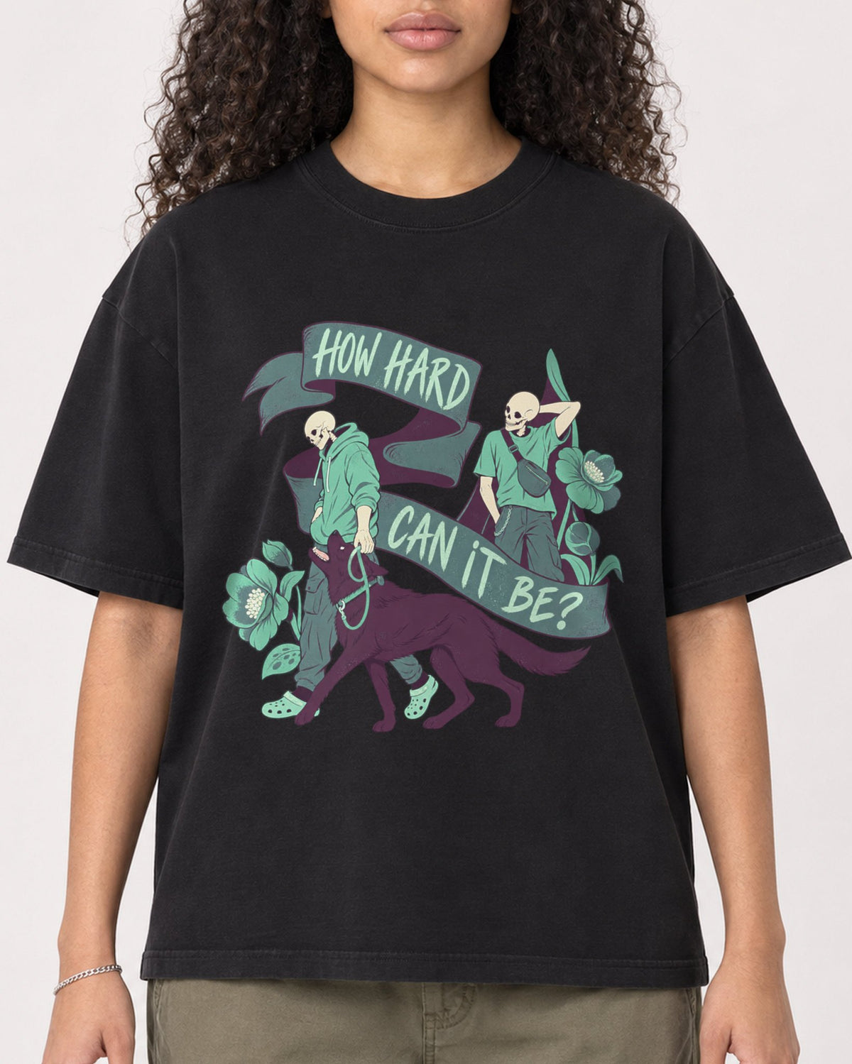 Mockup Boxy Heavyweight Tee Black female close-up 10