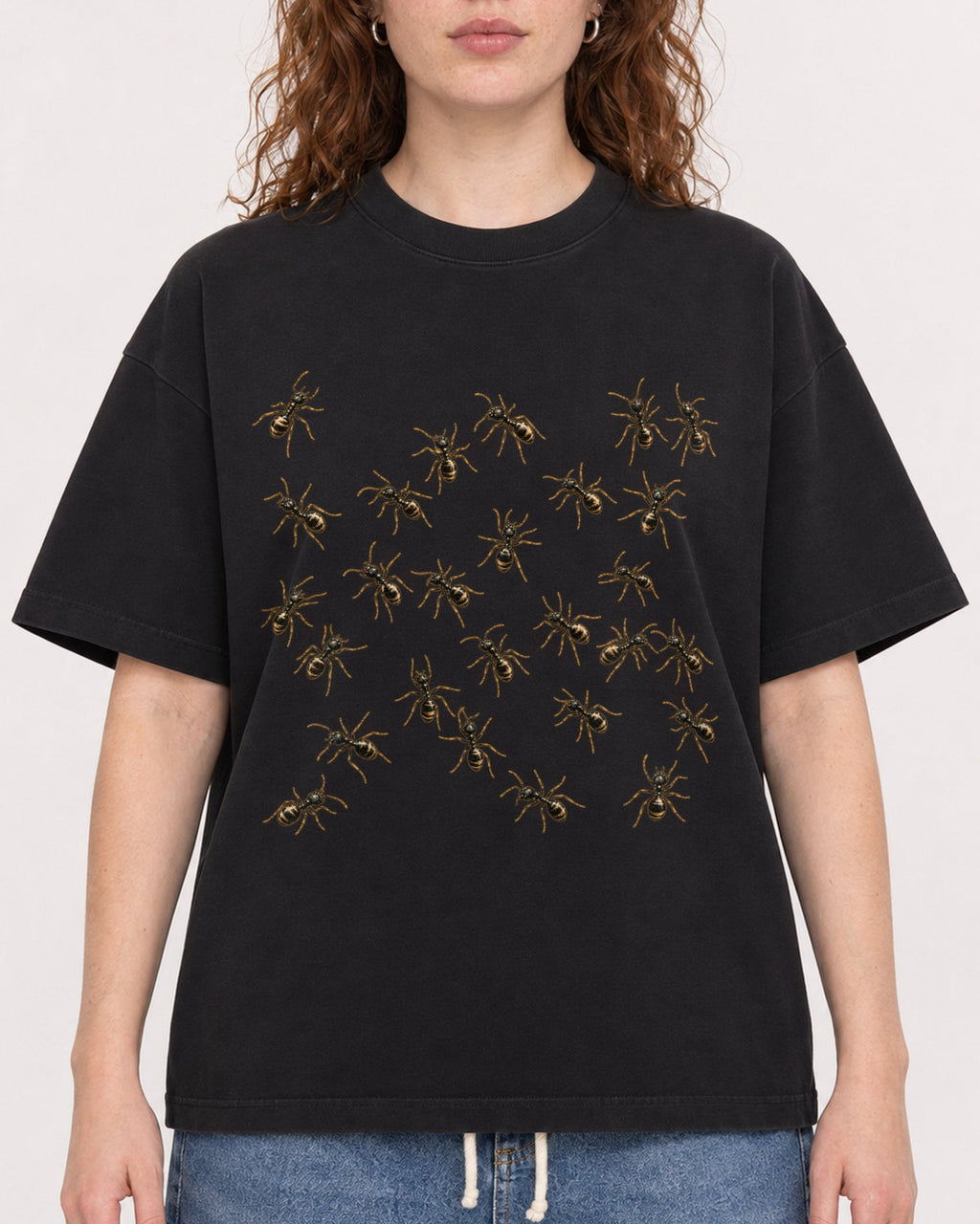 Mockup Boxy Heavyweight Tee Black female close-up 09