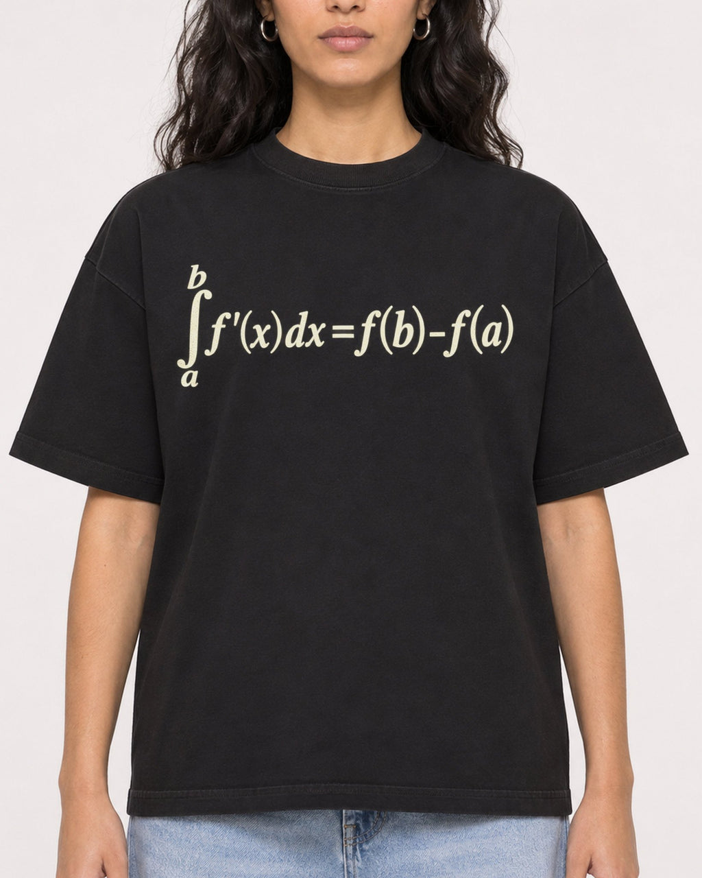 Mockup Boxy Heavyweight Tee Black female close-up 07