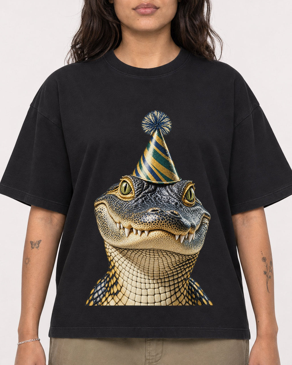 Mockup Boxy Heavyweight Tee Black female close-up 06