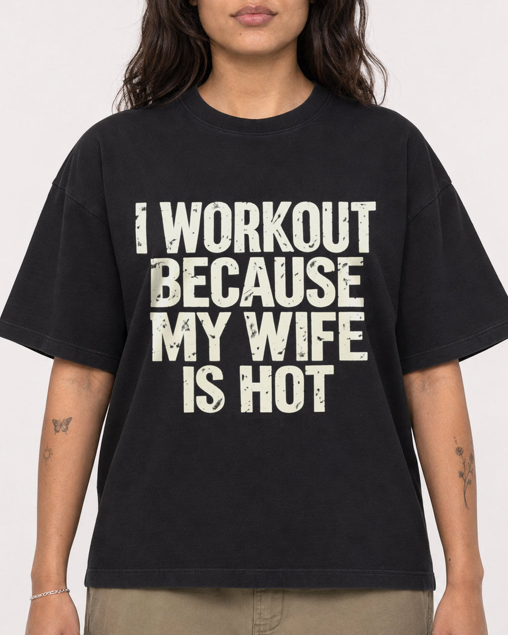 Mockup Boxy Heavyweight Tee Black female close-up 06