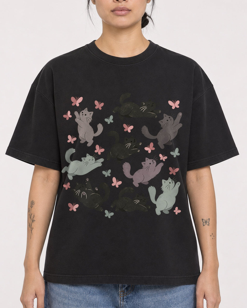 Mockup Boxy Heavyweight Tee Black female close-up 12