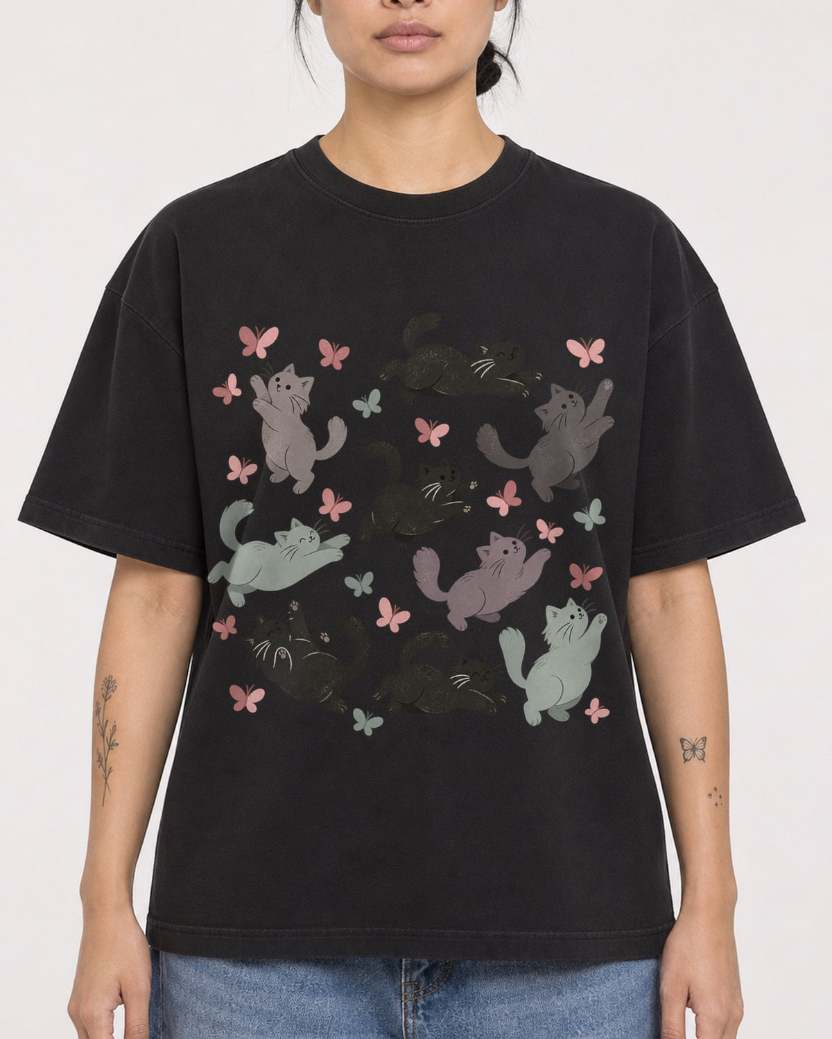Mockup Boxy Heavyweight Tee Black female close-up 12