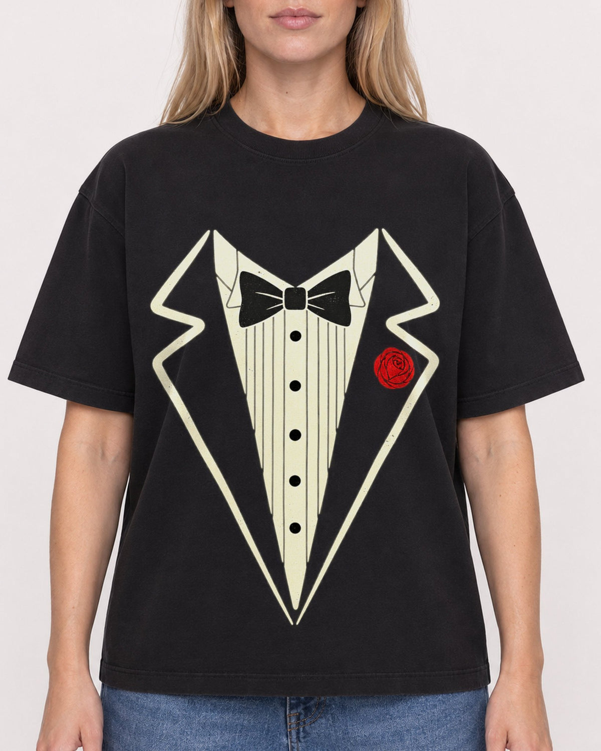 Mockup Boxy Heavyweight Tee Black female close-up 08