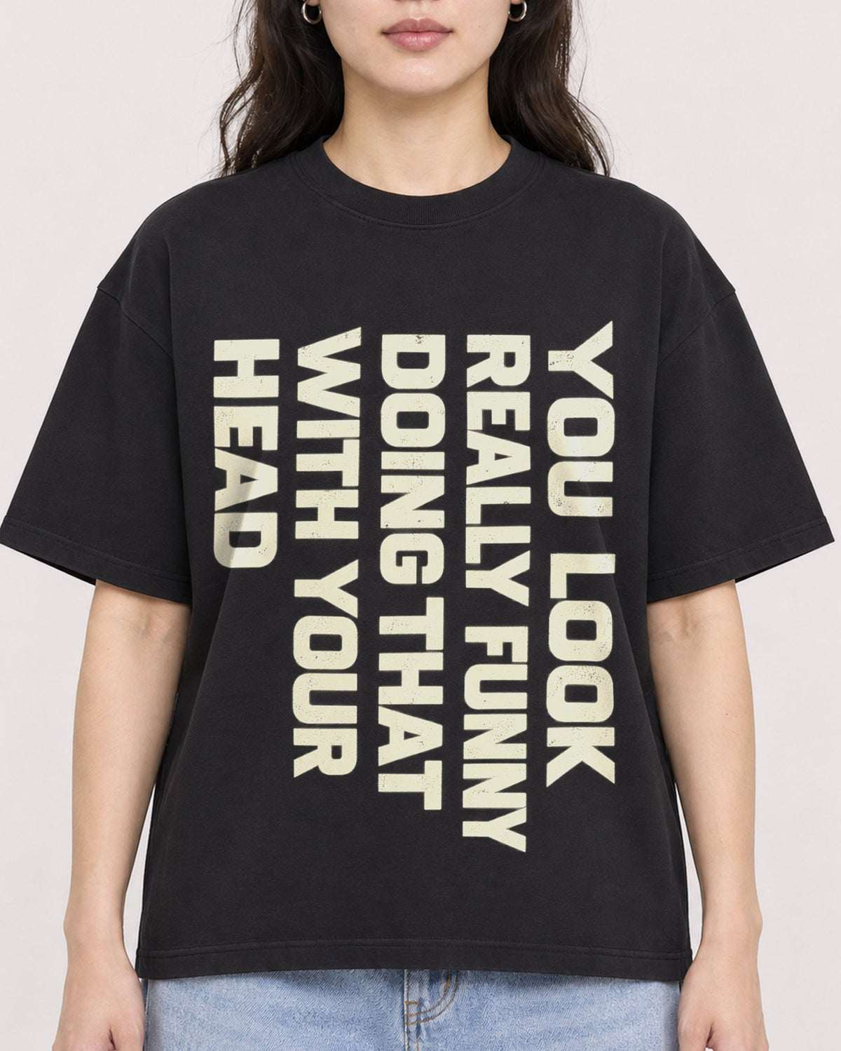 Mockup Boxy Heavyweight Tee Black female close-up 03