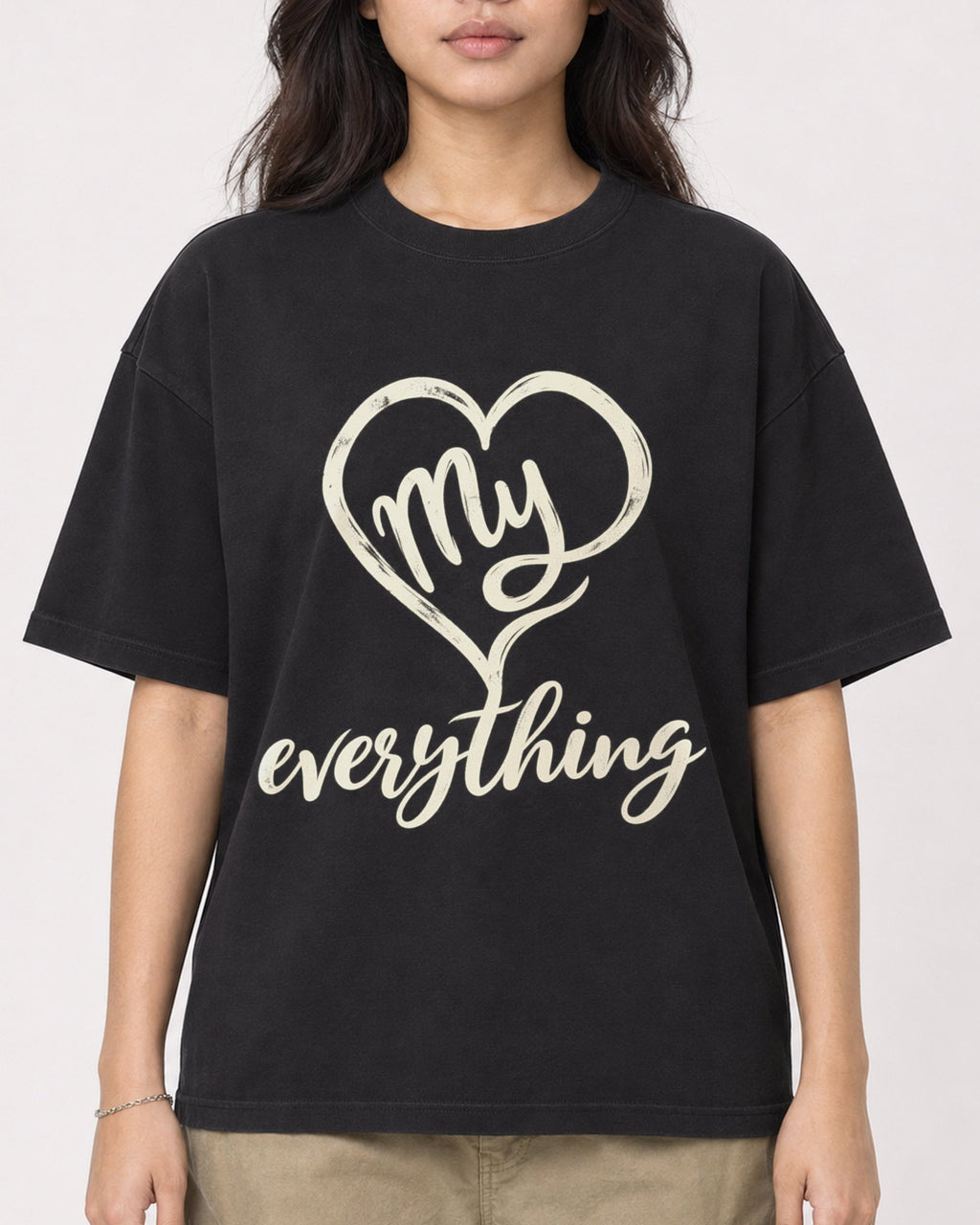 Mockup Boxy Heavyweight Tee Black female close-up 02